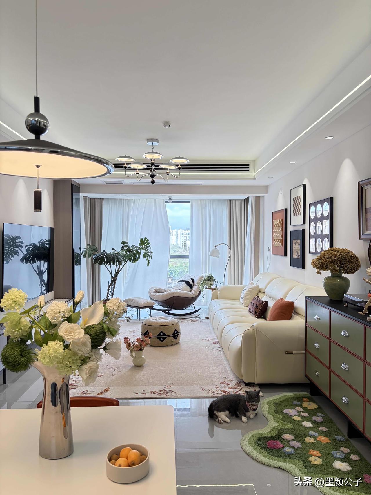 今天分享是是来自山城重庆美女的家，建面103平，套内85平三室小竖厅
，现代轻复