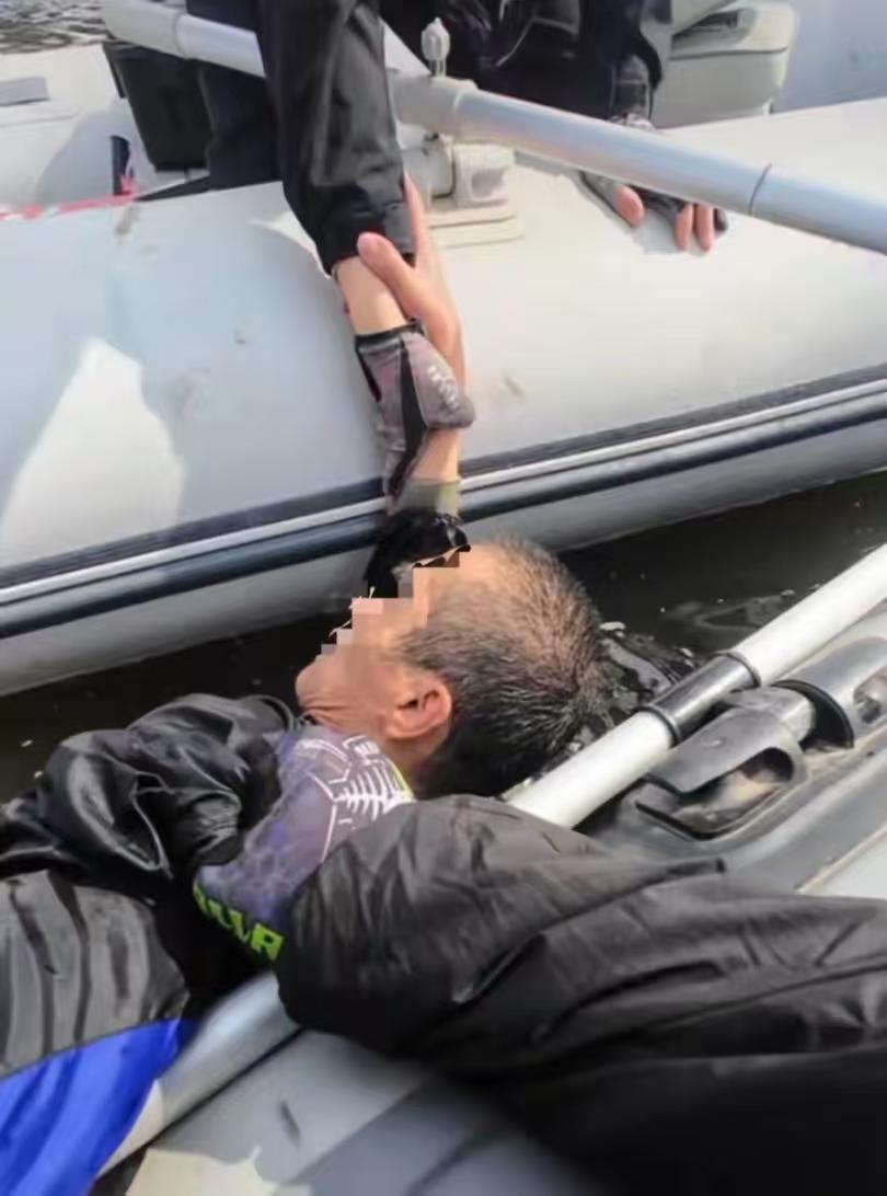 看完太揪心又太暖心！16日，哈尔滨松花江上有人意外坠桥，重重砸进水里，幸好葛先生
