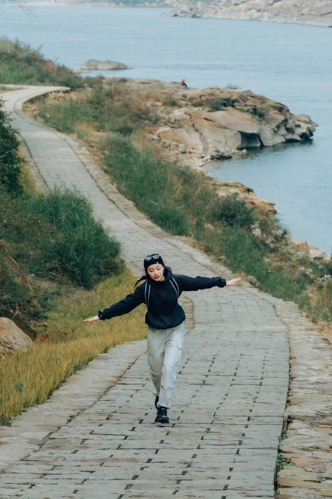 春天就是要去江边散步啊，真的太安逸了
