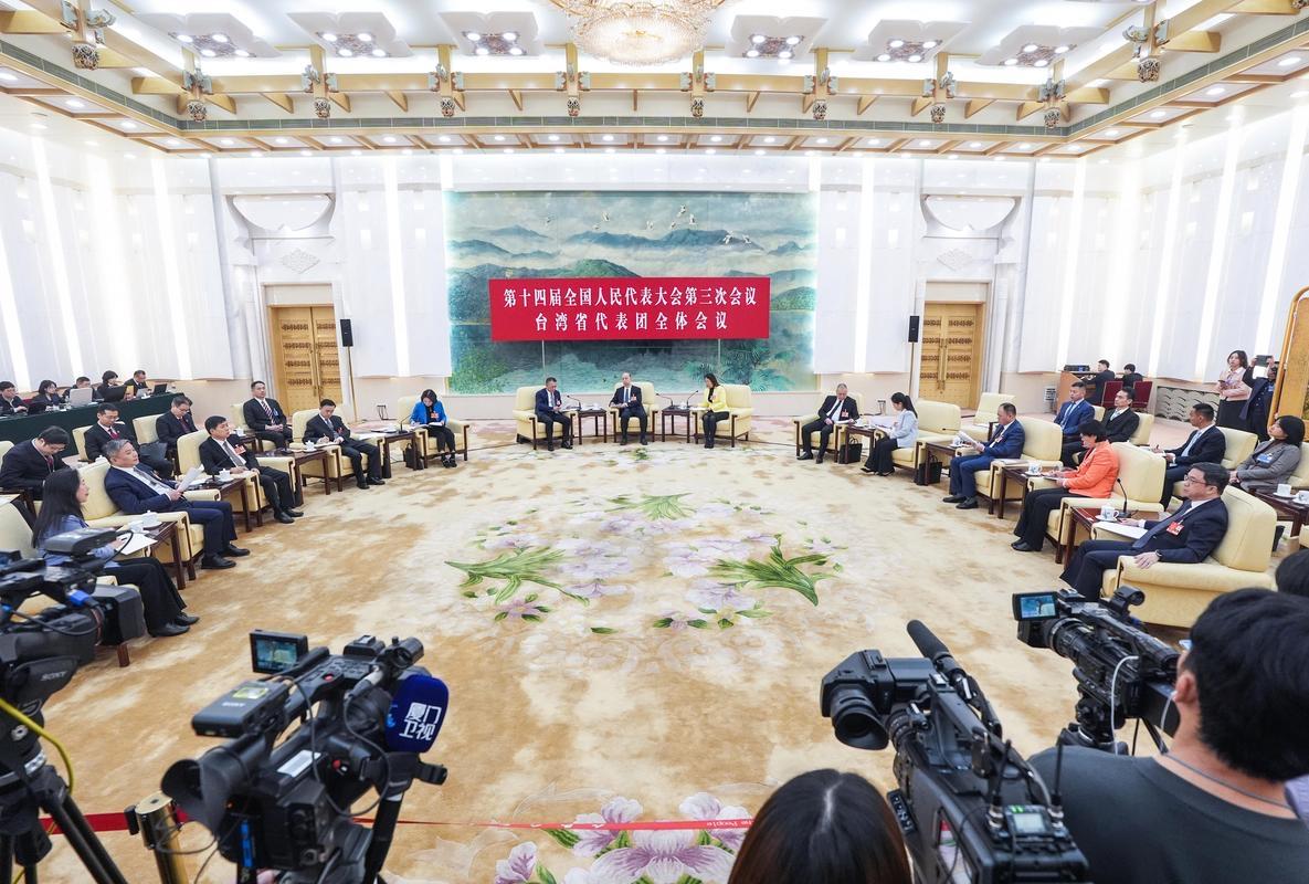 结合此前郑丽文推动两岸交流的相关经验，两岸和平谈判可从以下务实维度推进，全程以“
