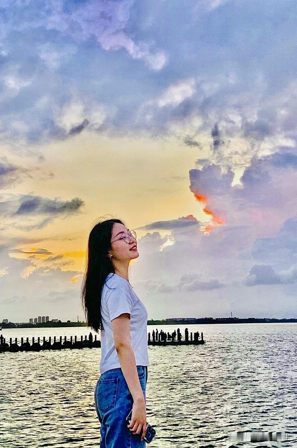 晚风掠过湖面，晚霞晕染整片天空。不必追赶时间，静静感受落日带来的温柔，人间烟火，
