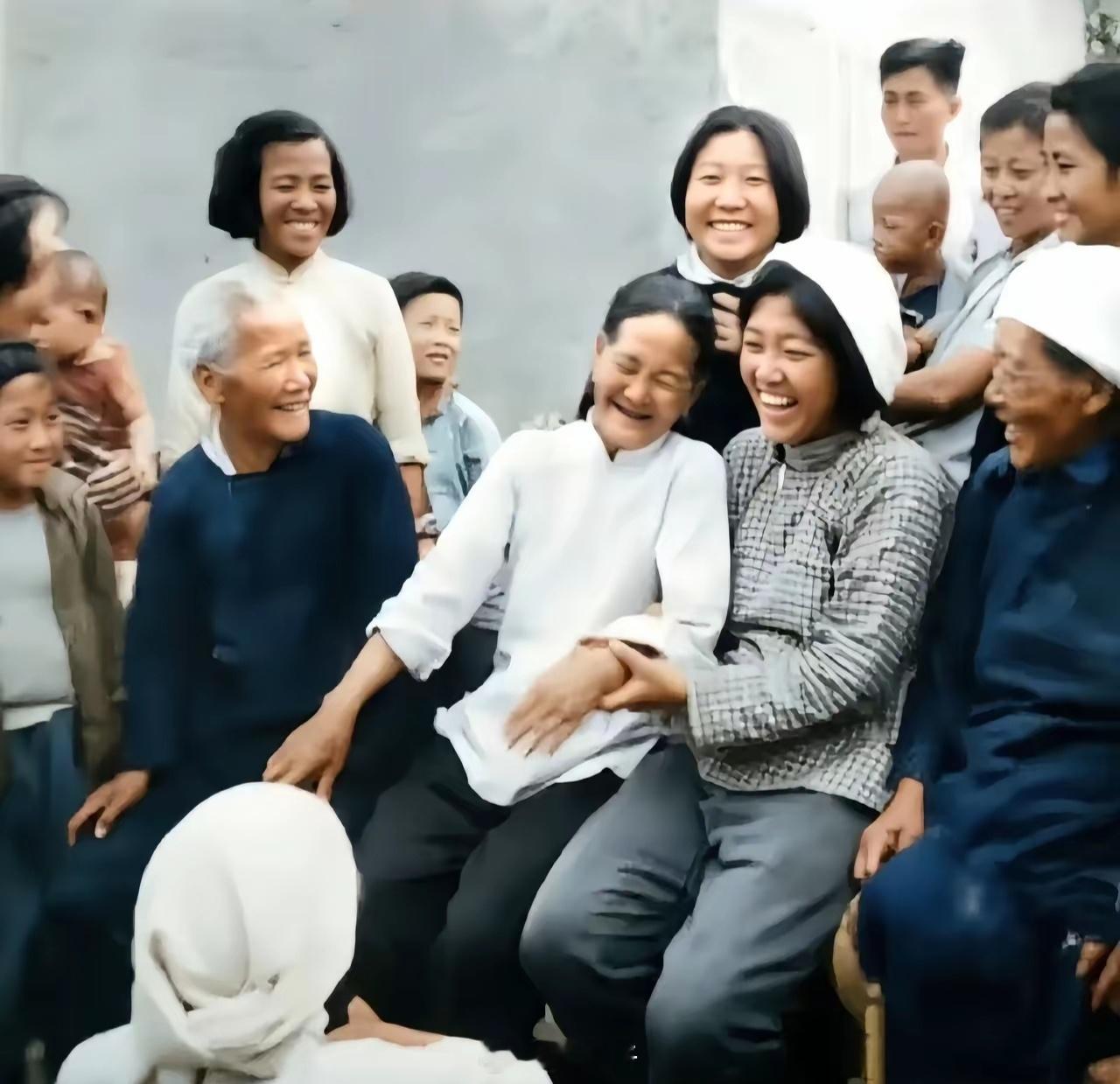 敬爱的人民领袖我们永远怀念您 👍看看主席时代的干部就是不一样！这张照片拍摄于2