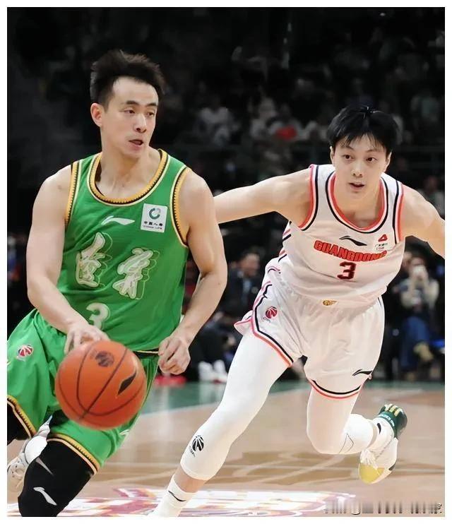 辽宁队赵继伟和广东队胡明轩，两人季后赛已属于同一级别球员。

1、赵继伟：季后赛