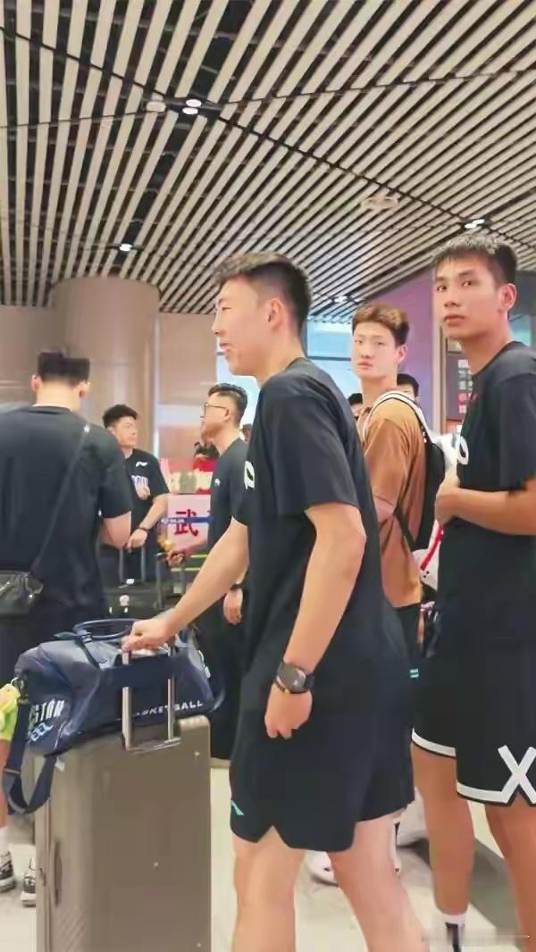 青岛男篮抵达哈尔滨备战夏季篮球嘉年华对抗赛！连续三年打进季后赛的崂山啤酒男篮再临
