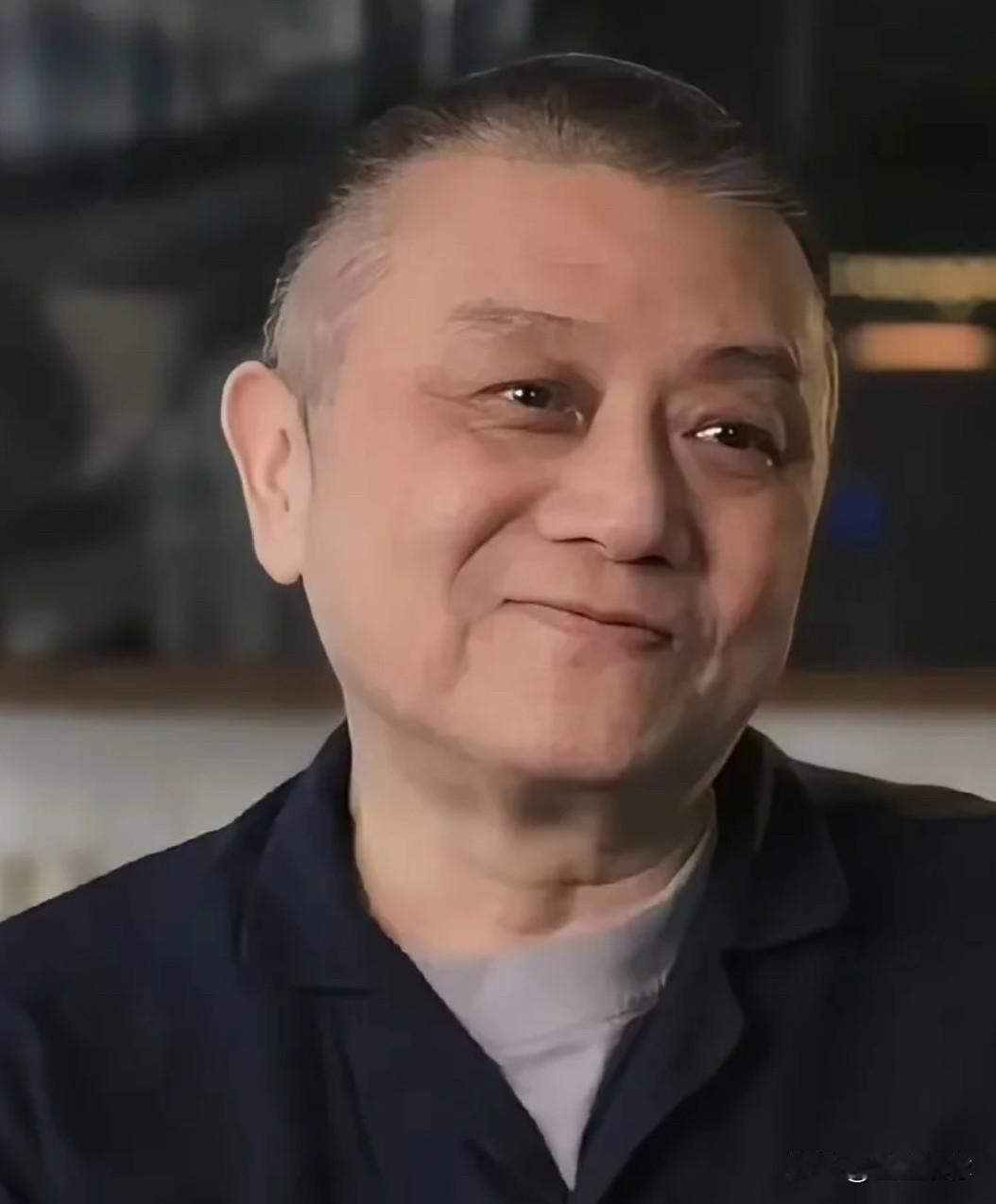 王朔其实内心干净， 不虚伪，而且极其聪明。眼睛真是心灵的窗户，他现在眼睛还亮着光