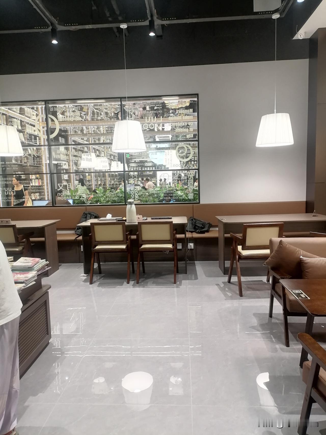 这里很安静，很适合写作业。消费入座，最便宜的咖啡19一杯，按自习室的标准，已经很