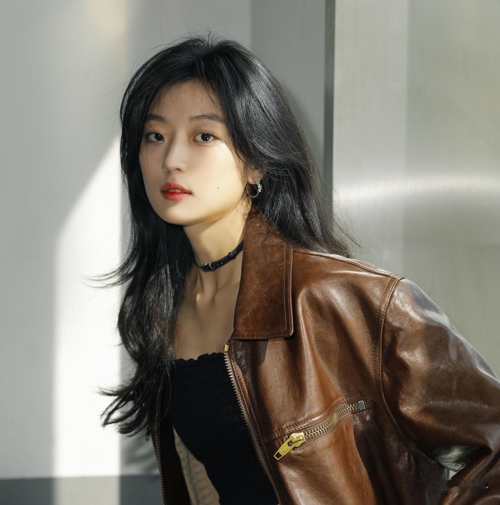 孙千差点去磨骨，就因为脸比别的女演员宽。
她那个方圆脸，颧骨突出，镜头里总显得