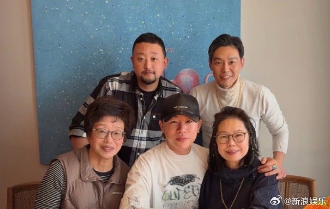 24日，胡彦斌晒出与妈妈的亲密合照庆生～ 搂着妈妈同框超温馨！ 