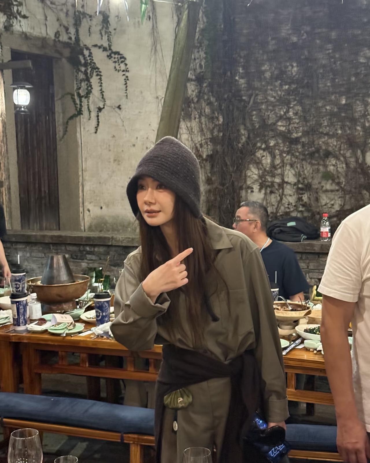 41 岁的戚薇，李承铉一家三口现身乌镇被网友偶遇。

戚薇女儿长高了很多，头发也
