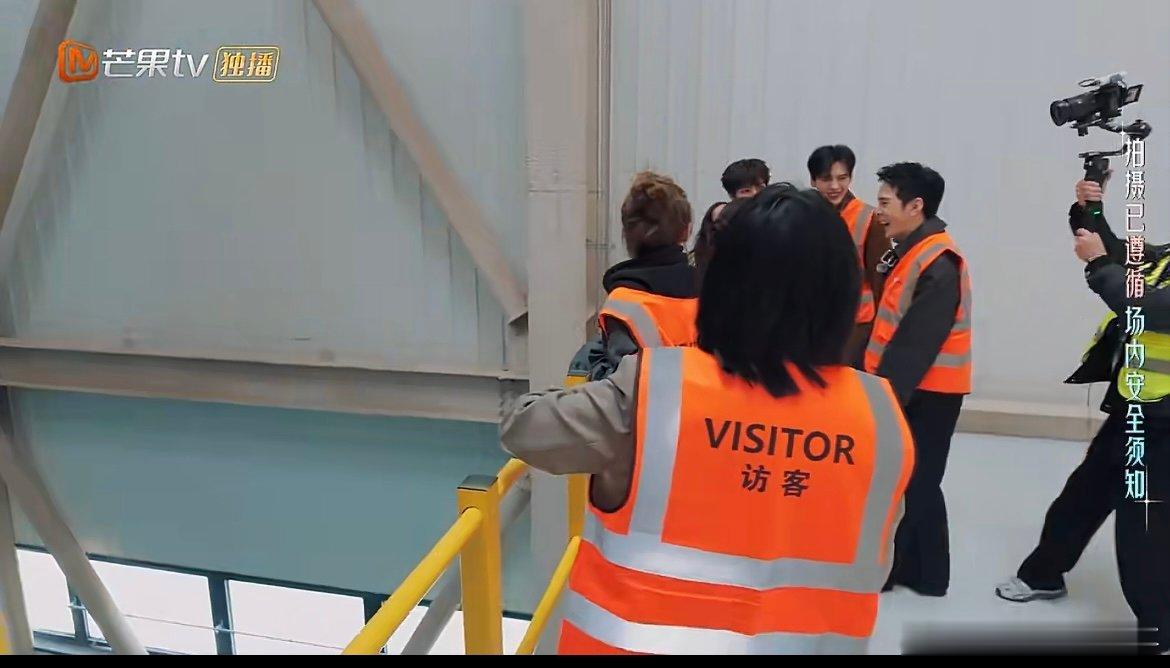 李佳琦的眼睛也是尺 不用测量也心中有数，李佳琦用专业眼光惊艳全场！合伙人