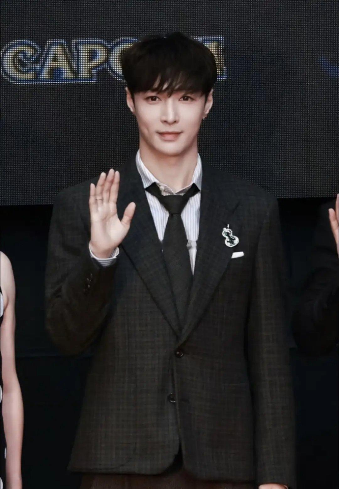 张艺兴亮相东京电影节红毯，顺毛齐刘海搭配日系穿搭，清爽又显嫩，镜头下的他俊朗耀眼