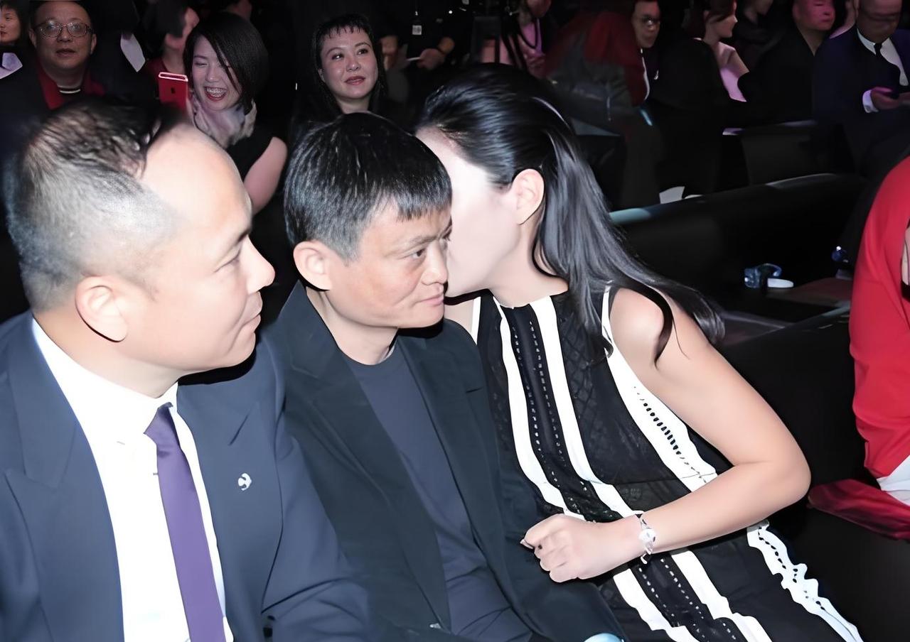 这美女谁呀？
在马云耳旁悄悄地说啥呢？