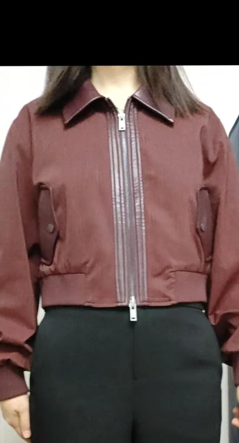 这件衣服好看吗？会不会过时了？今年都没穿过。