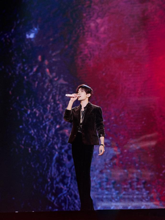 易烊千玺今夜落底酒杯的苹果易烊千玺今夜落底酒杯的苹果，或会在另一个梦里被重新拾起