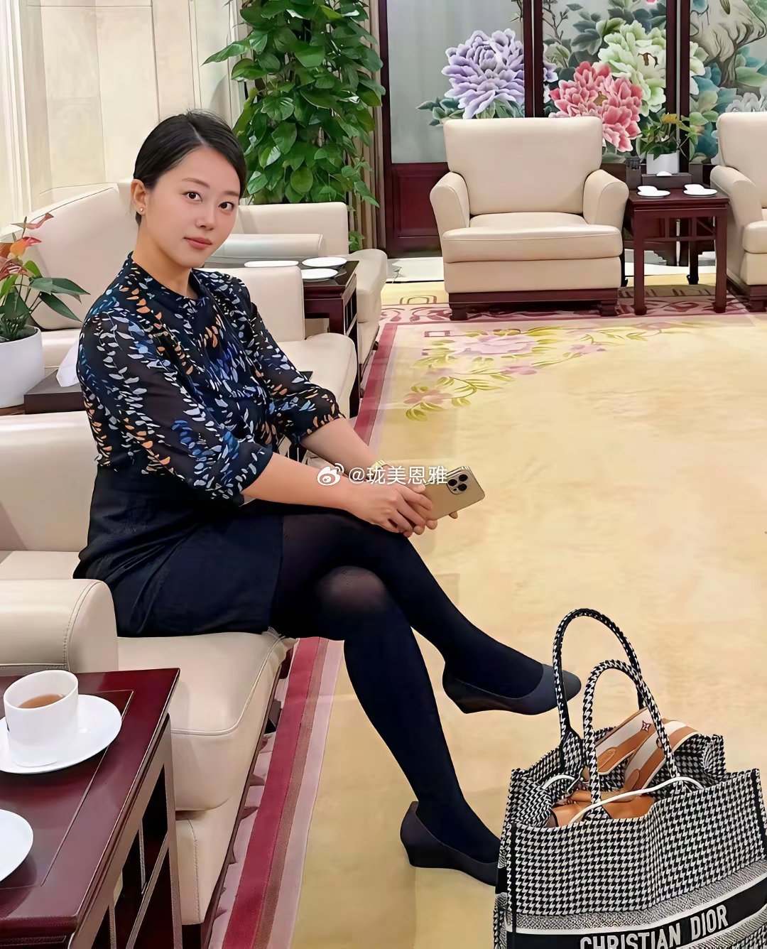 美女长得确实漂亮不管是五官还是身上的气质都不错就是这穿搭太老气了吧！ ​​​