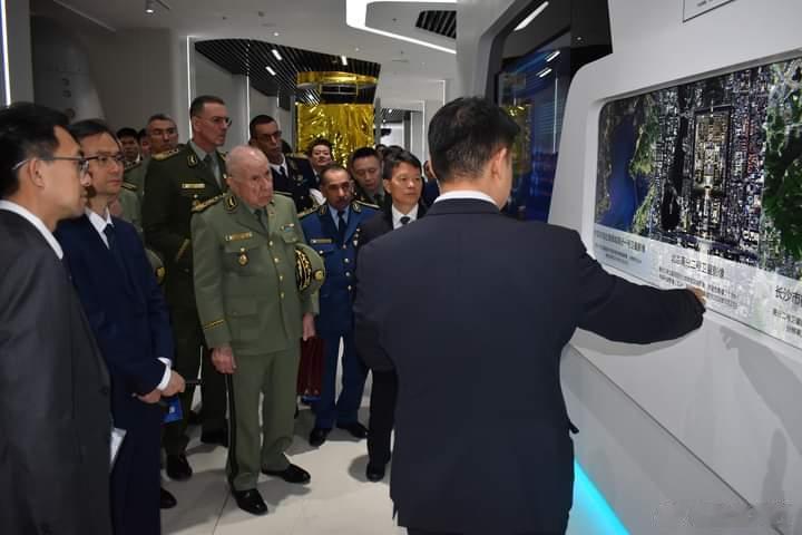 阿尔及利亚总参谋长中国第五天行程走访了中国电子，了解高分2号卫星#武器装备[超话