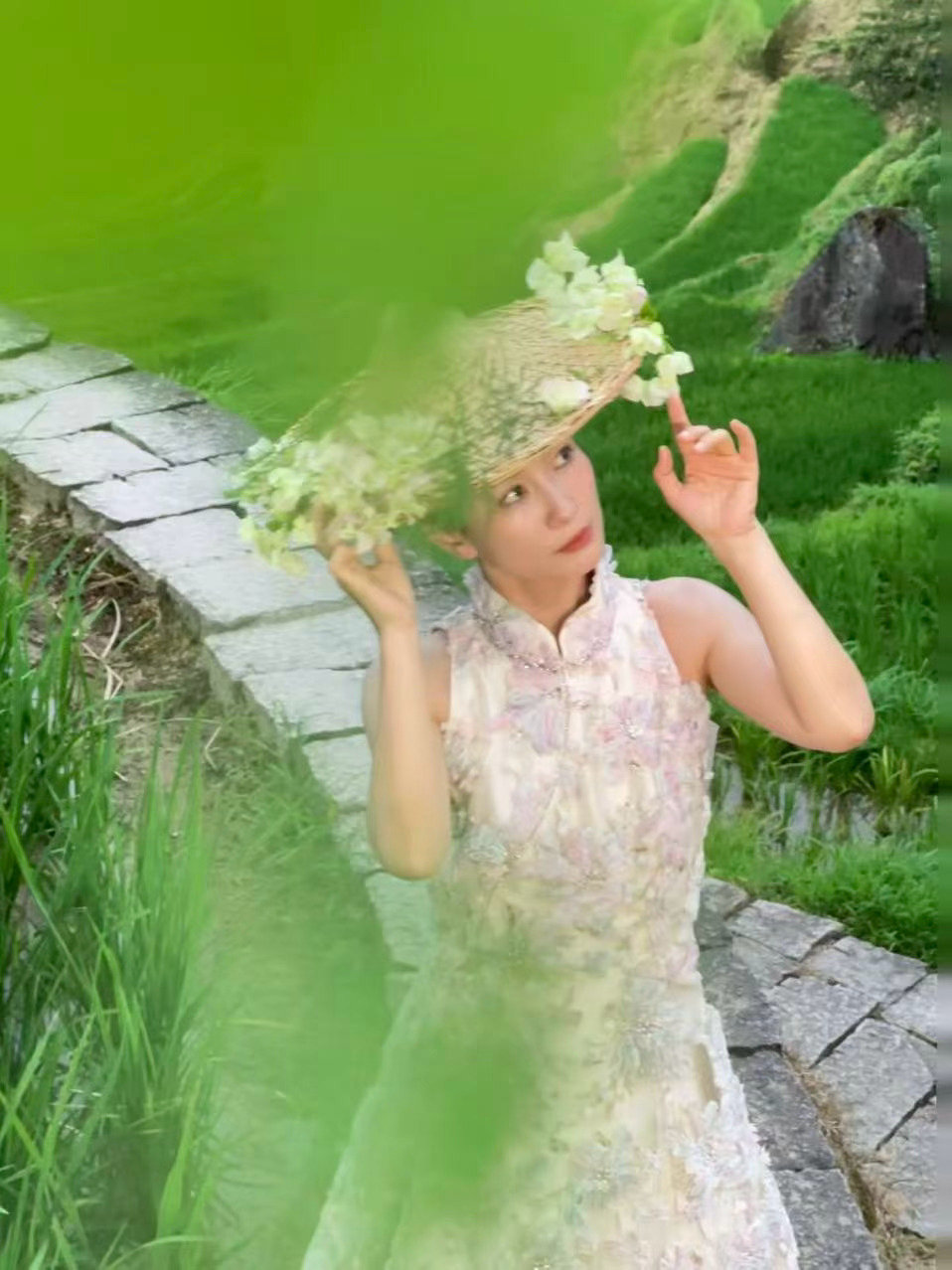 陶昕然山野簪花采茶陶昕然斗笠簪花造型 游走山野茶田体验采茶，斗笠上簪着鲜花，清新