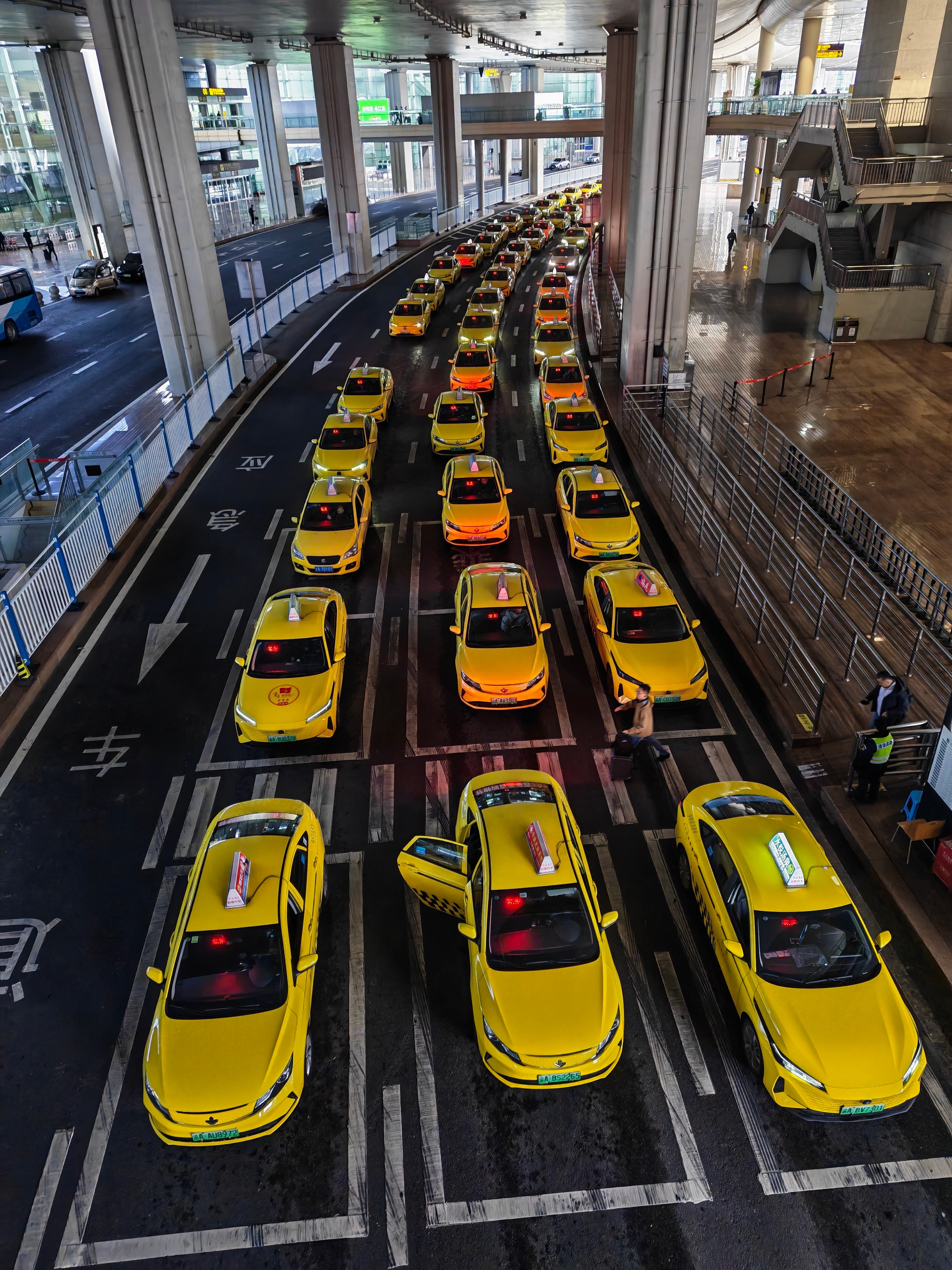 来重庆，那必须要领略一下黄色法拉利了，这压迫感还是太足了