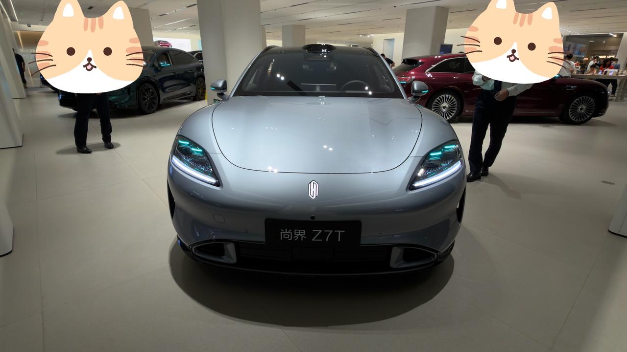 昨晚看尚界Z7T Ultra的人有点多，趁着没人赶紧拍两张，流光银配色真不错，比