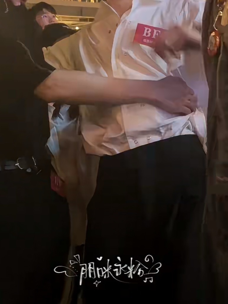 然后他一边搂还一边笑成这个样子我嫉妒哭了 ​​​