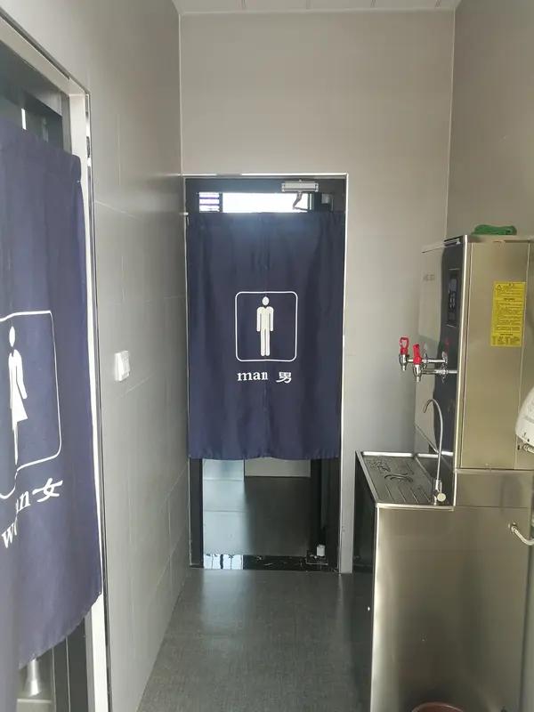 个人观察，发现景区/服务区女厕不够用，是因为男生大多在拼博，在上班，女主大多在旅