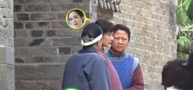 杨幂挑战农村妇女角色遭吐槽 ，穿破旧棉袄浓妆艳抹太出戏！有网友说她如果想演好戏应