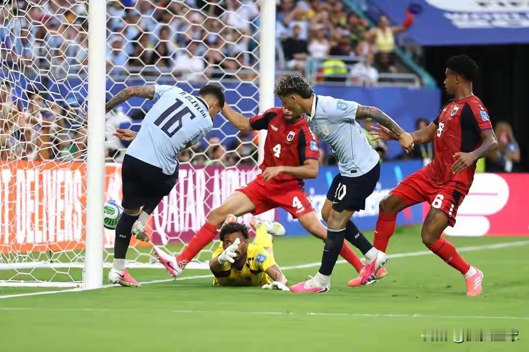 50万人佛得角再创奇迹，2-2 逼平乌拉圭！

这是佛得角第二场比赛，2-2 战