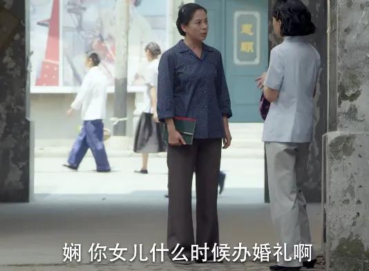 《花开如梦》第19集预告
娴被邻居问女儿什么时候办婚礼，她回家质问女儿拍结婚照这