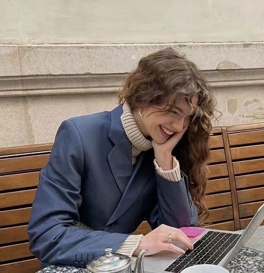 冬天穿羽绒服最好看的6种发型冬天穿羽绒服时，这6种发型既好看又适配厚重的衣装：利