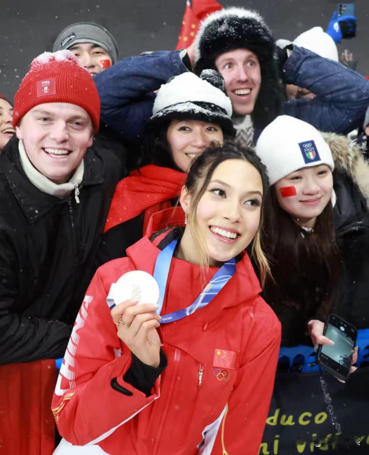 谷爱凌拼尽了全力，赢得了一枚银牌，实实在在说，这已经不容易了，能够在这样的大赛上