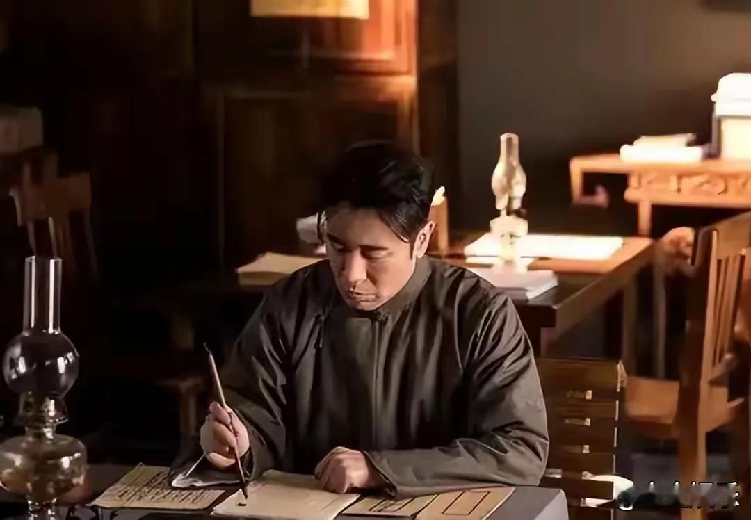 于和伟新剧《沉默的荣耀》登陆央视，再度掀起收视热潮。剧中，他饰演的吴石将军临危受