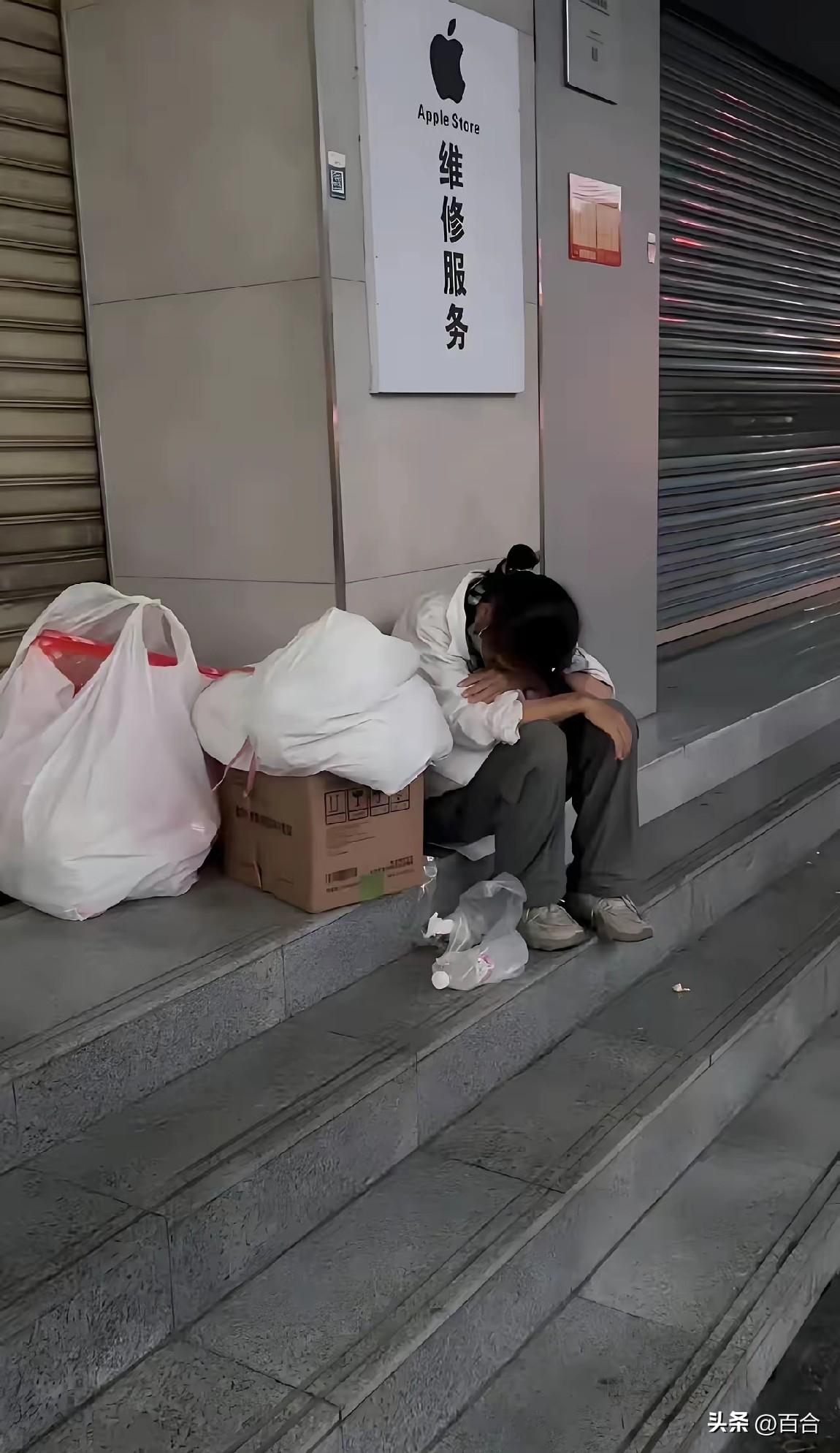 令人感动，发生在四川成都的一件事。女孩大学毕业找不到工作，拖着行李箱在街头蹲了一
