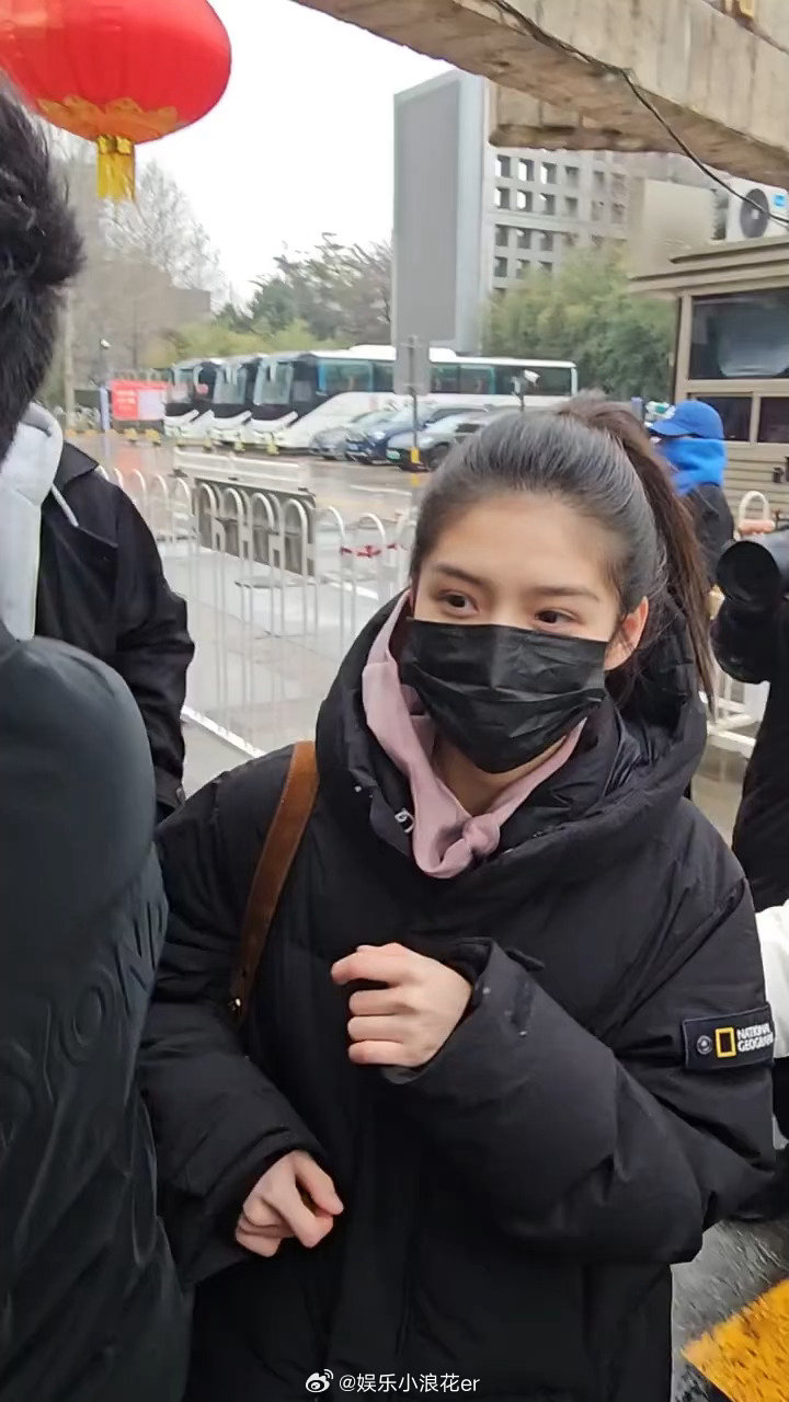 艾米现身北电校考艾米现身北电复试 艾米现身北电校考，期待妹妹收获好成绩呀~ 