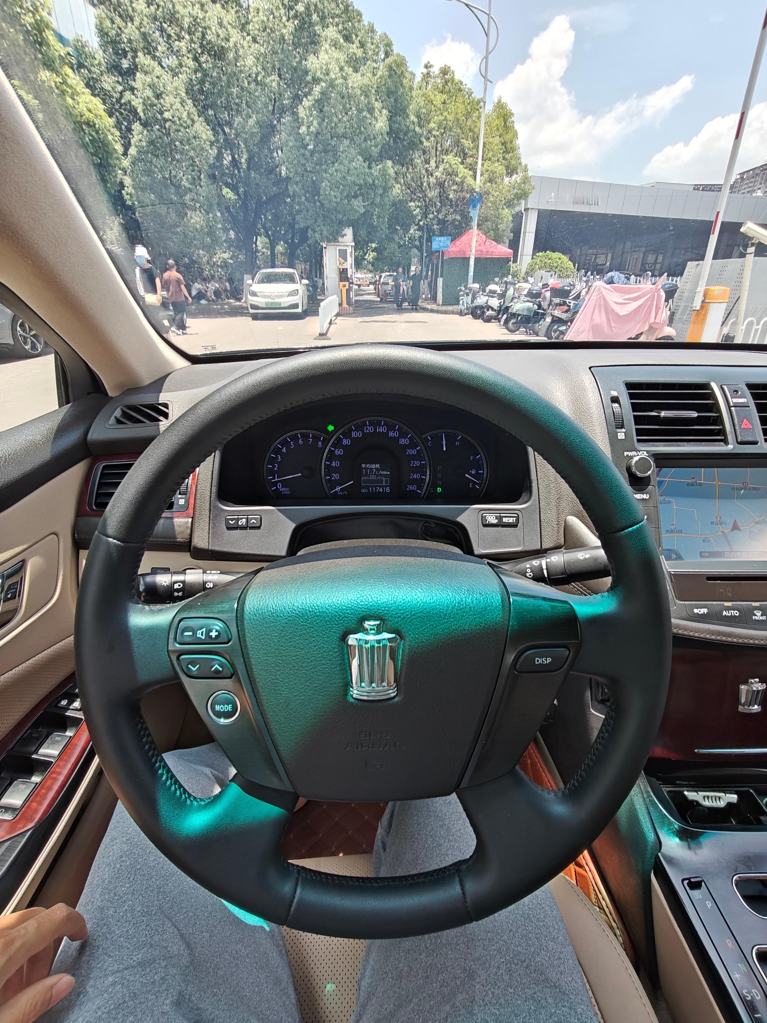 开开前辈同行的丰田高级小轿车[赞][doge] ​​​