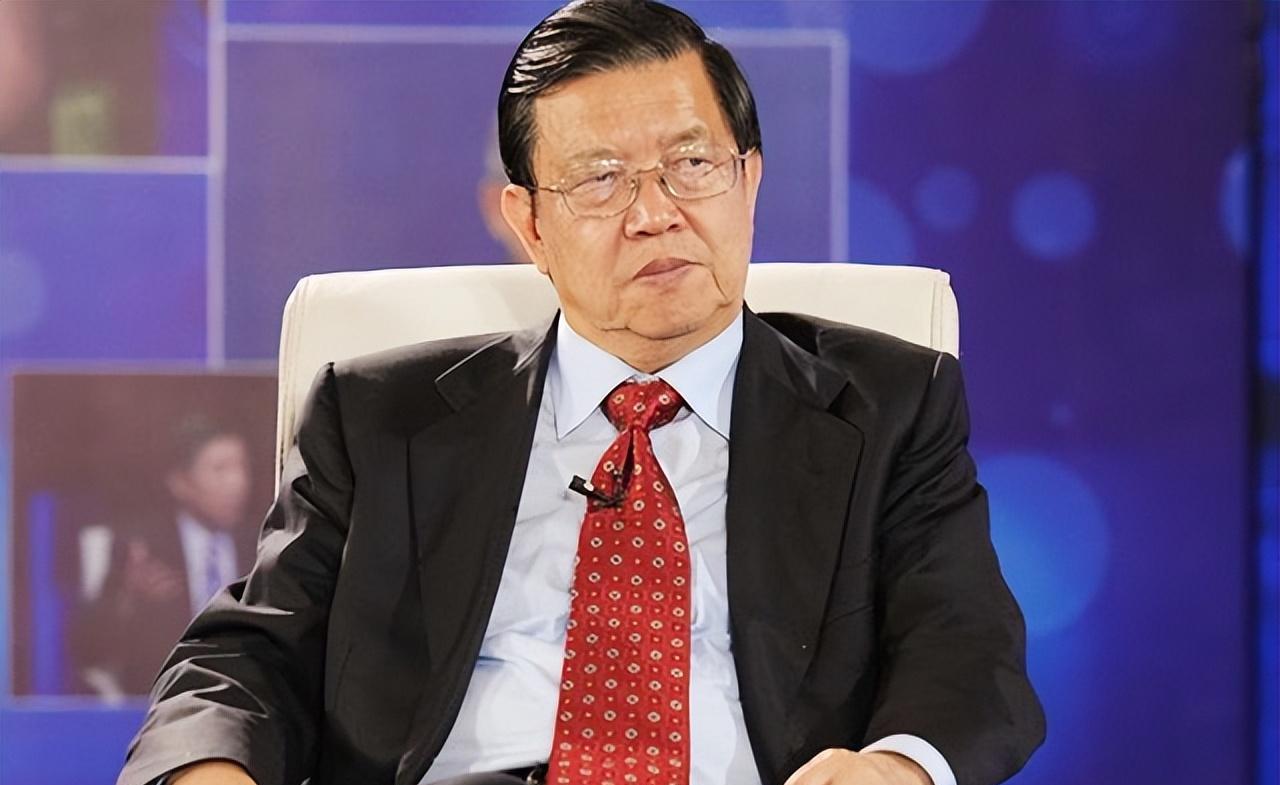 龙永图的儒雅，都是装出来的。
全网都在吹他温文尔雅，是谈判桌上的翩翩君子，但这