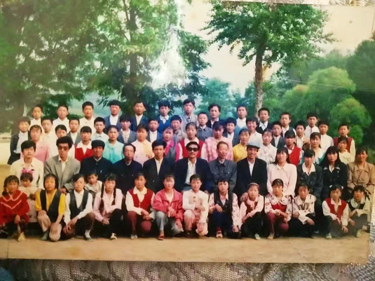 你还认识最初的你吗？教师节  黑板写下的不只是知识，更是希望；讲台承载的不只是讲