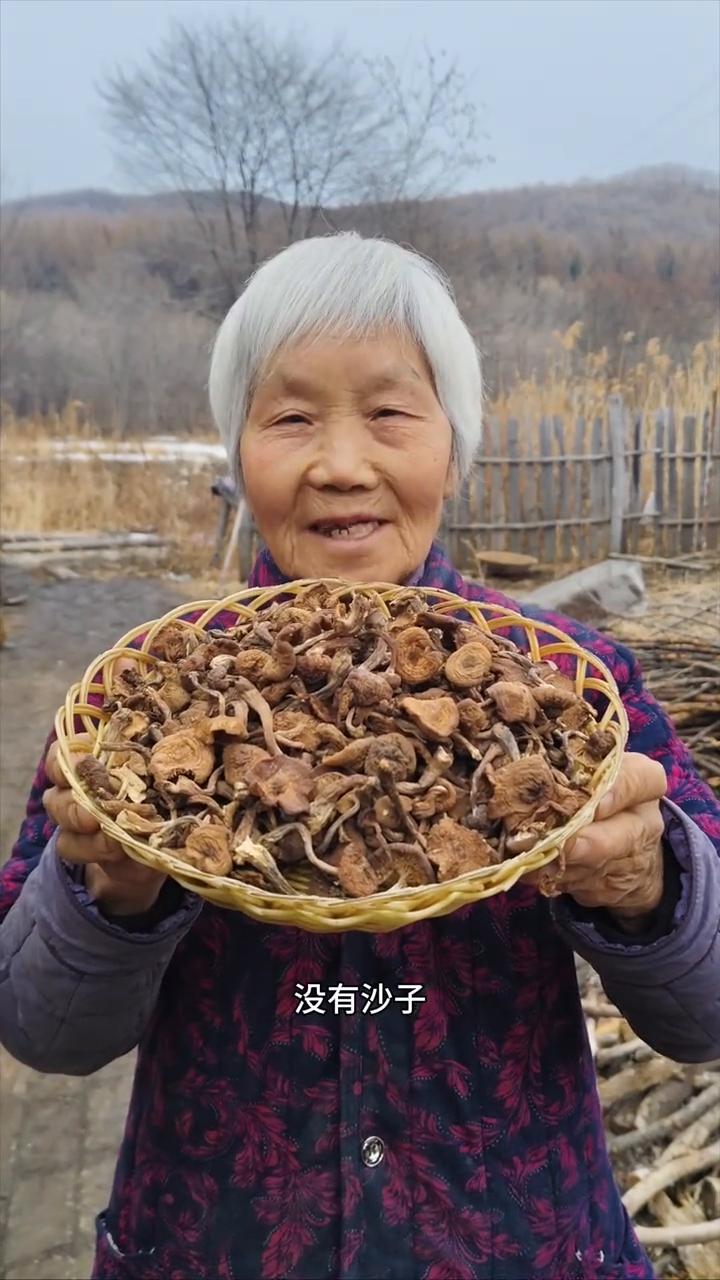 黑龙江原始大森林，纯野生干榛蘑小丁小片。
我家是小兴安岭的主脉，原始大森林。这是