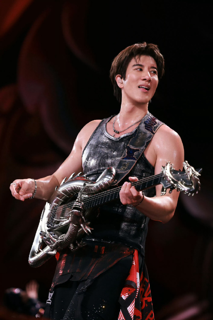 王力宏巡演期间保持身材的秘诀王力宏练出了6块腹肌 真的很想问问王力宏能不能开班授