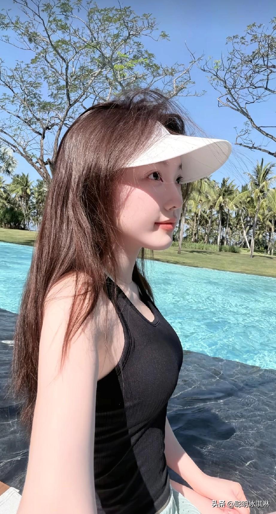 阳光洒在泳池边，享受美好时光