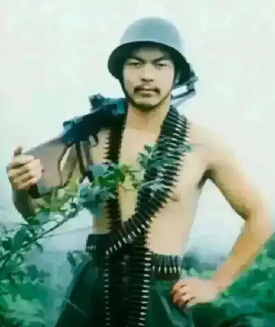 “这仇，必须报！”战友倒下后，他潜入水中开始了漫长的等待……这一战，成为狙击反制