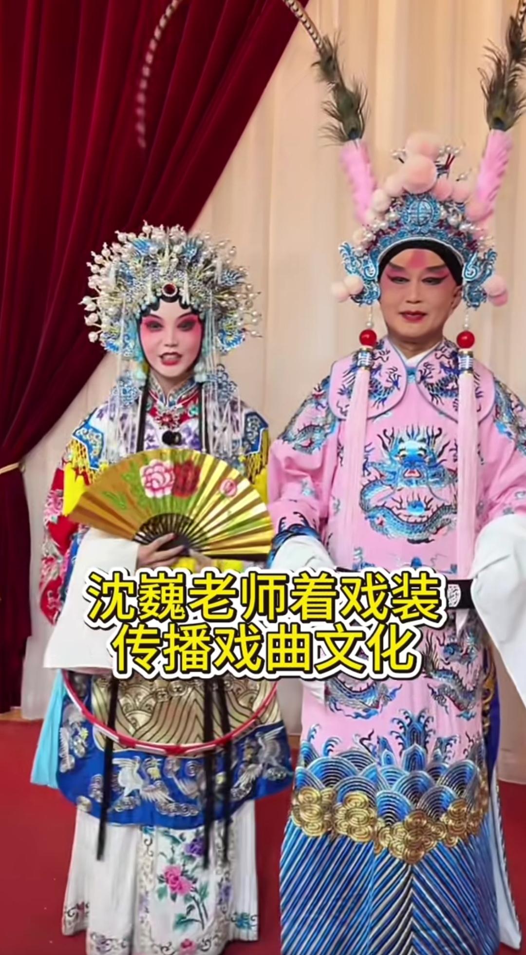 人靠衣装马靠鞍，曾经的流浪汉沈巍身着京剧装扮真的像戏曲大师一样，让人仿佛来到了梅