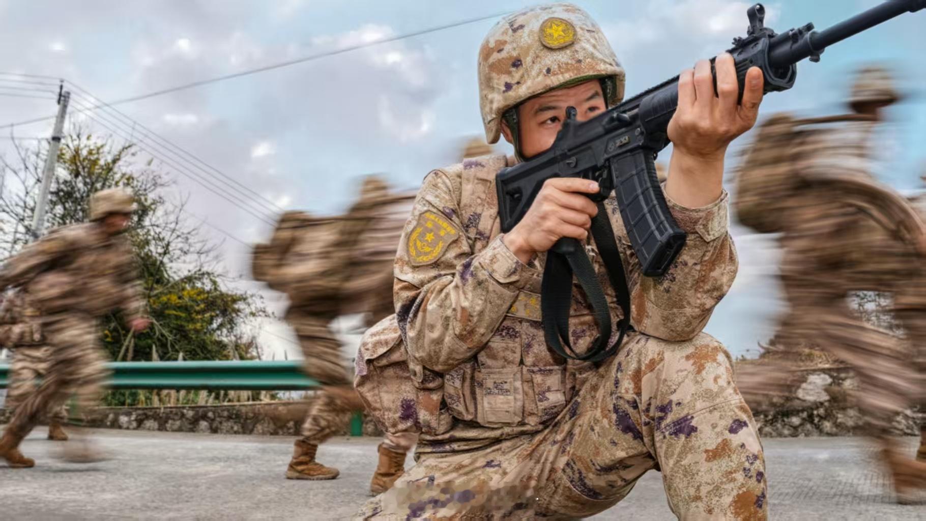 【无惧寒冬！陆军冬季野营拉练战味很浓】陆军第 77 集团军某旅赴野外陌生地域开展