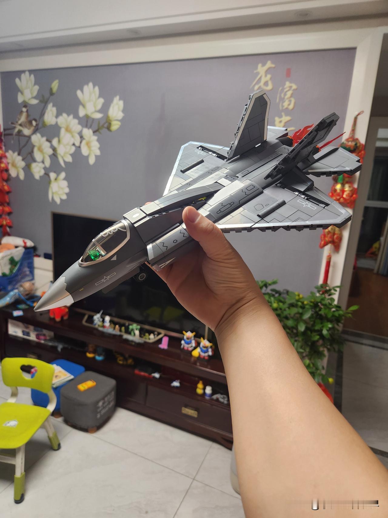 十几年前看舰船杂志的时候很羡慕那些大玩具，现在我们也有了，积木和飞机都是国产的，