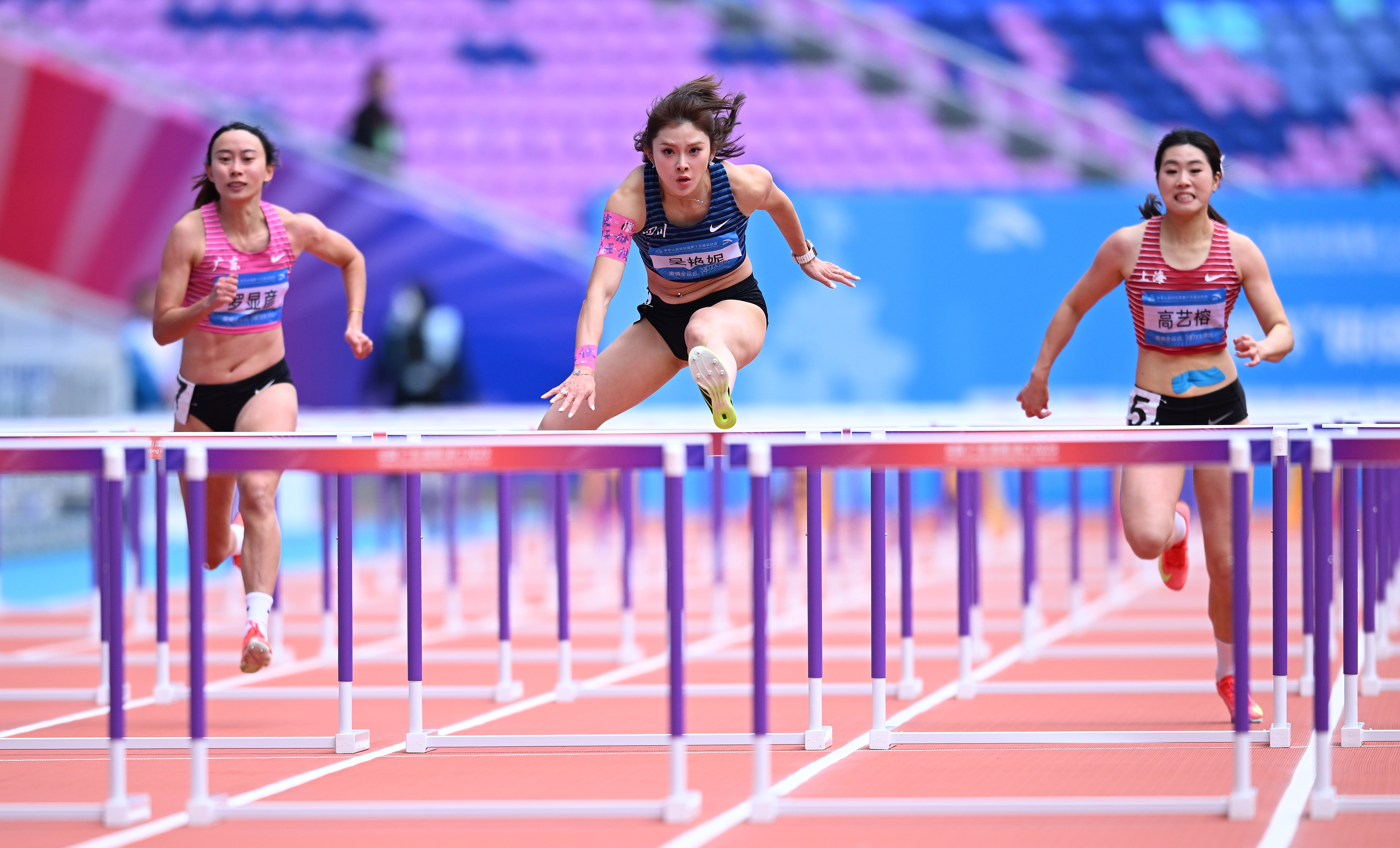 田径赛场女子100米栏决赛，三位备受关注的女将，吴艳妮、林雨薇、夏思凝，谁能夺冠