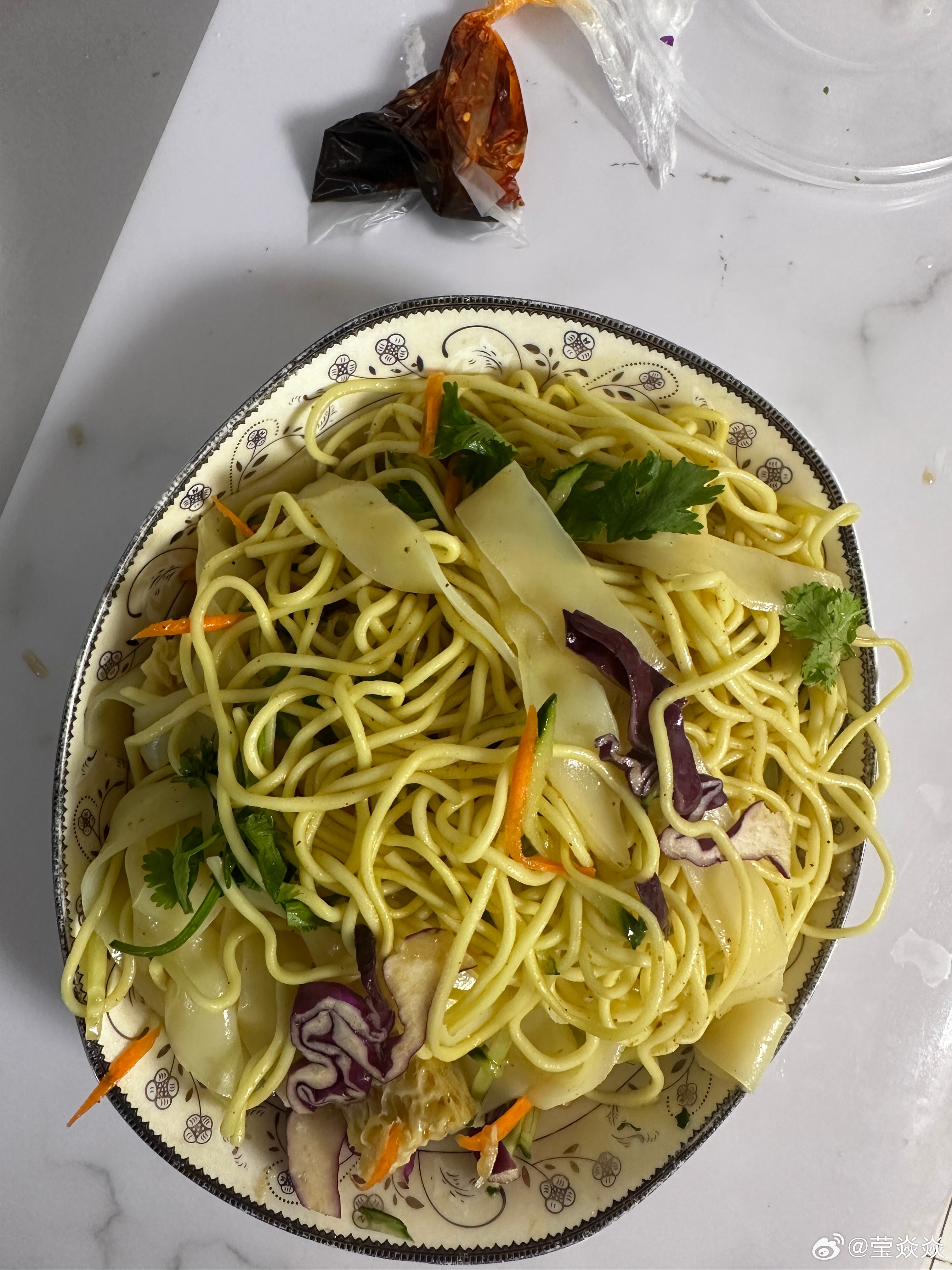 🍀奉之弥繁,侵之愈急。🍀凉皮凉面混搭，在大润发按斤称的，这一份11块多夏天吃