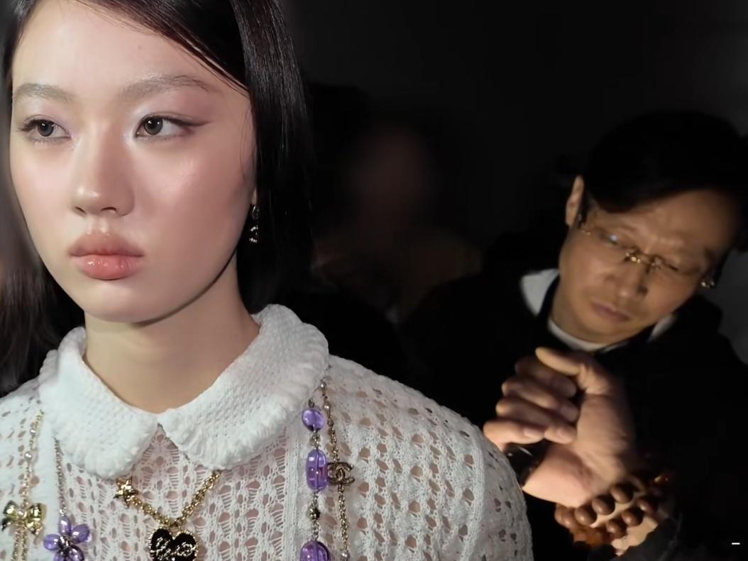 赵凯在乙醇背后鬼鬼祟祟的在干嘛 