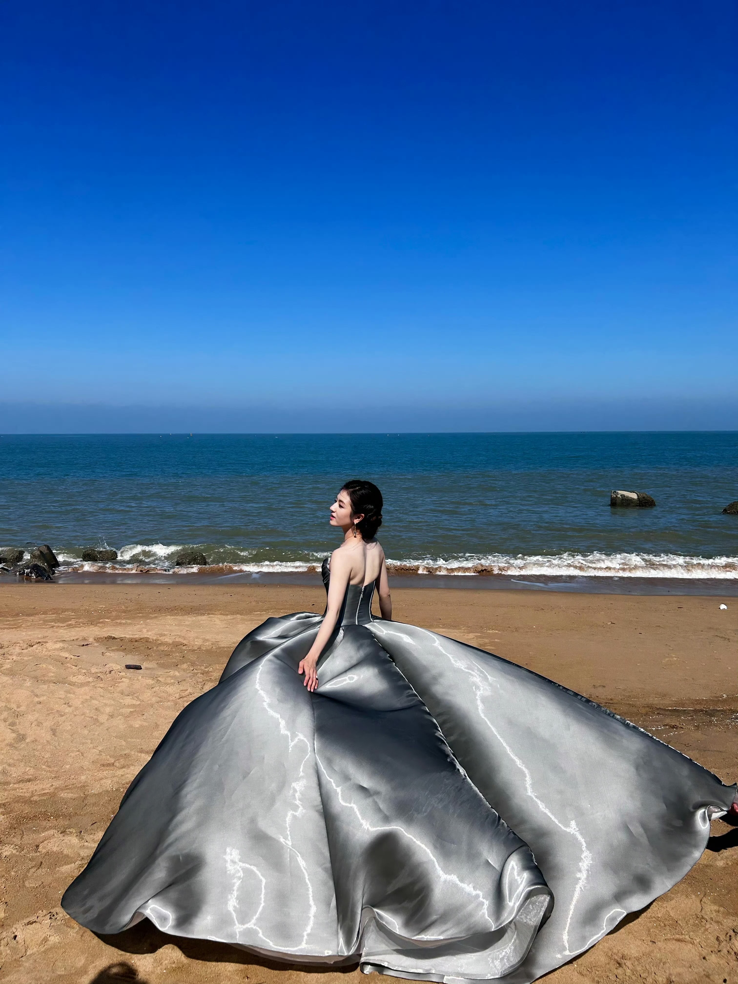 李兰迪 安陵容送的浮光锦 李兰迪首穿秀款浮光锦礼服太绝！缎面波光粼粼，衬得她温婉