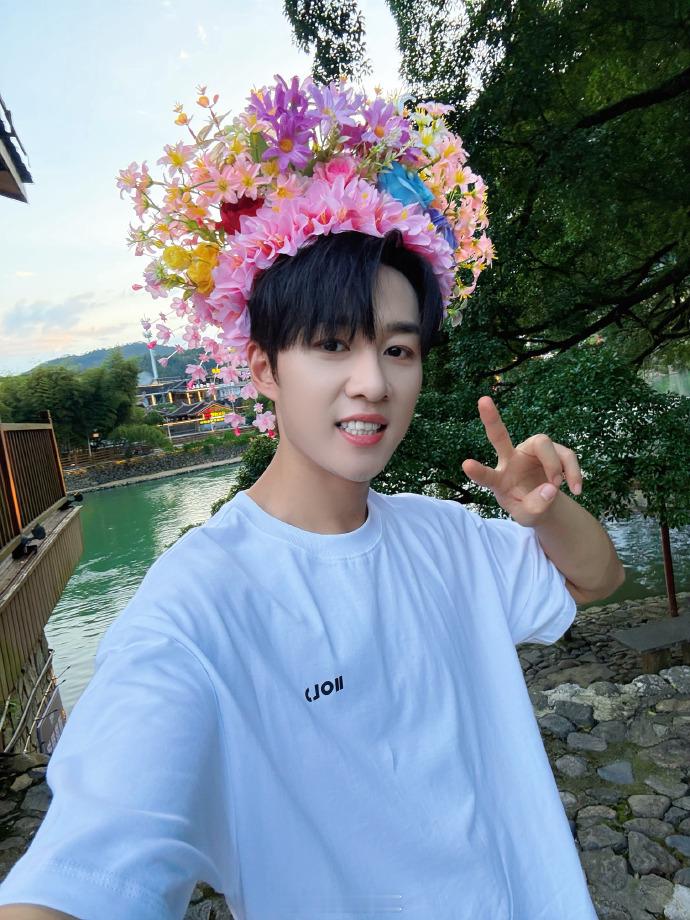 #卓沅又带簪花了##卓沅簪花比耶自拍# 卓沅的簪花造型总是那么吸引人。那漂亮的花