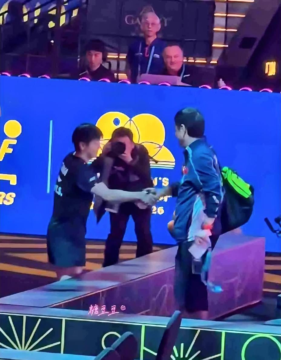 莎莎真是个超级感动的小女孩，
夺冠采访结束后，
她第一时间跑向邱贻可握手庆祝。