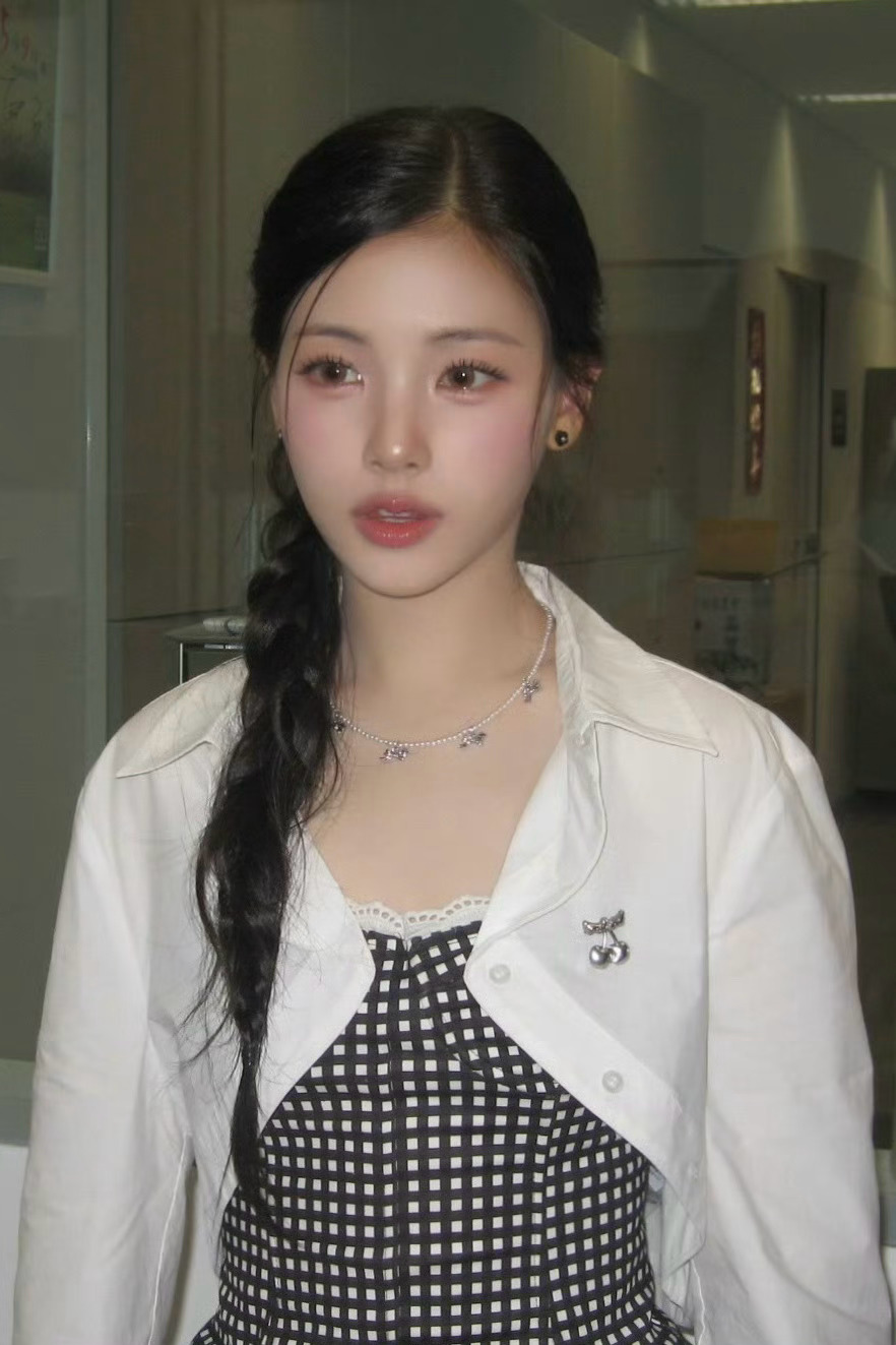 漂亮的脸型才是最百搭的单品 鹅蛋脸配单侧马尾就漂亮成这样的Yihyun🪄✨ ​